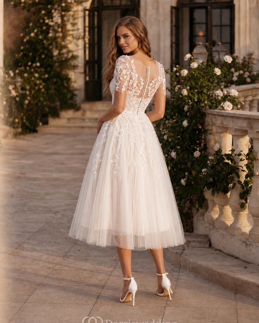 Robe de mariée romantique en dentelle, longueur thé, manches courtes et jupe en tulle view 2