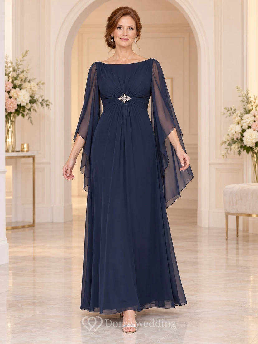 Vestido de novia azul marino de corte imperio, largo hasta el suelo, de gasa sencilla, con mangas tipo capa y broche.