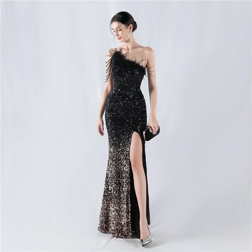 Robe de soirée longue à une épaule, ornée de plumes d'autruche, de perles et de sequins, avec col asymétrique et fente haute. view 15