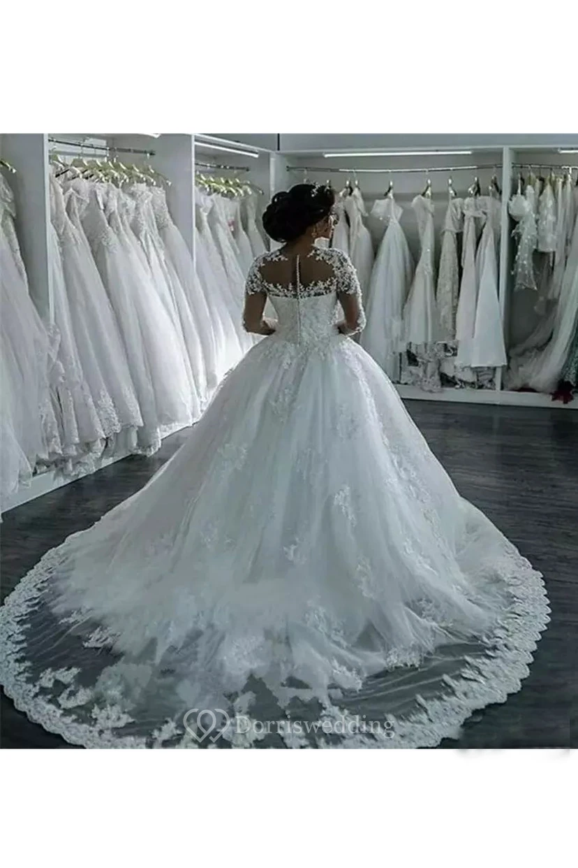 Vestido de novia de princesa con cola de encaje y tul, corte A, estilo princesa. view 2