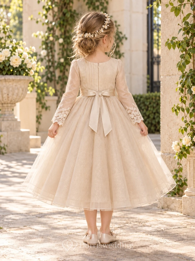 Robe de demoiselle d'honneur couleur champagne, longueur thé, manches longues, coupe trapèze, corsage plissé, poignets en dentelle, ceinture et col rond view 2