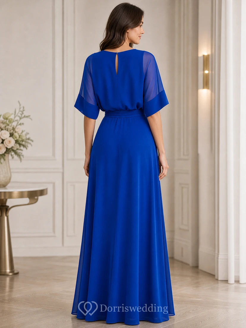 Robe longue en mousseline plissée, coupe bateau, manches courtes, évasée, avec ceinture. view 2