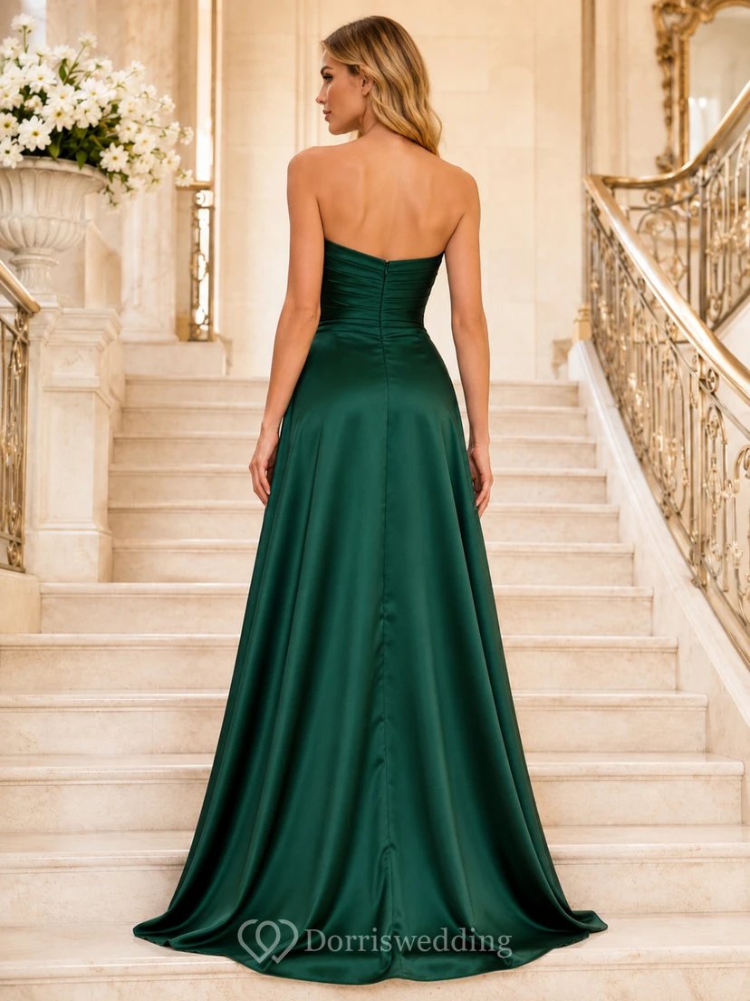 Vestido formal de satén verde bosque sin tirantes con escote corazón y abertura view 2