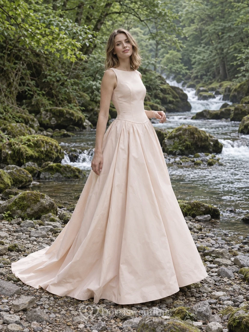 Schlichtes, dezentes, rosafarbenes Brautkleid mit hohem Kragen, ärmellos, plissiert und in A-Linie