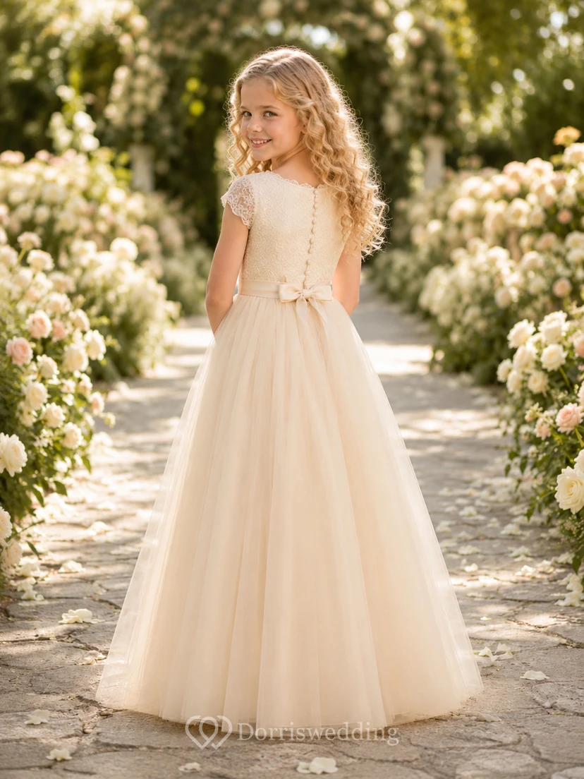 Robe de demoiselle d'honneur romantique en tulle, col montant, manches courtes et dentelle, coupe trapèze, longueur au sol view 2