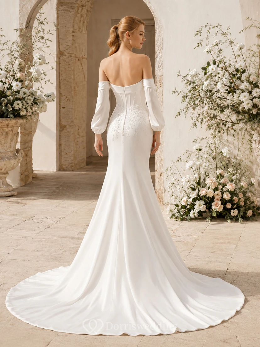 Robe de mariée sirène traditionnelle en satin, col carré, manches amovibles, traîne chapelle. Idéale pour les mariages à destination. view 2