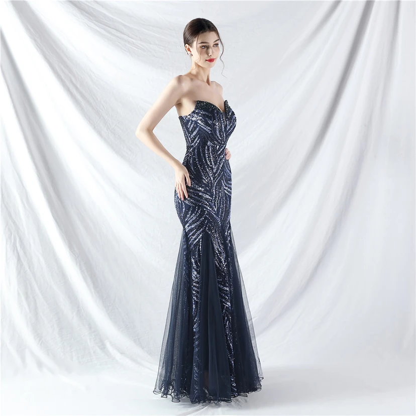 Schwer gearbeitetes, perlenbesetztes Abendkleid aus Netzgewebe mit superdichter Paillettenbesatz view 13
