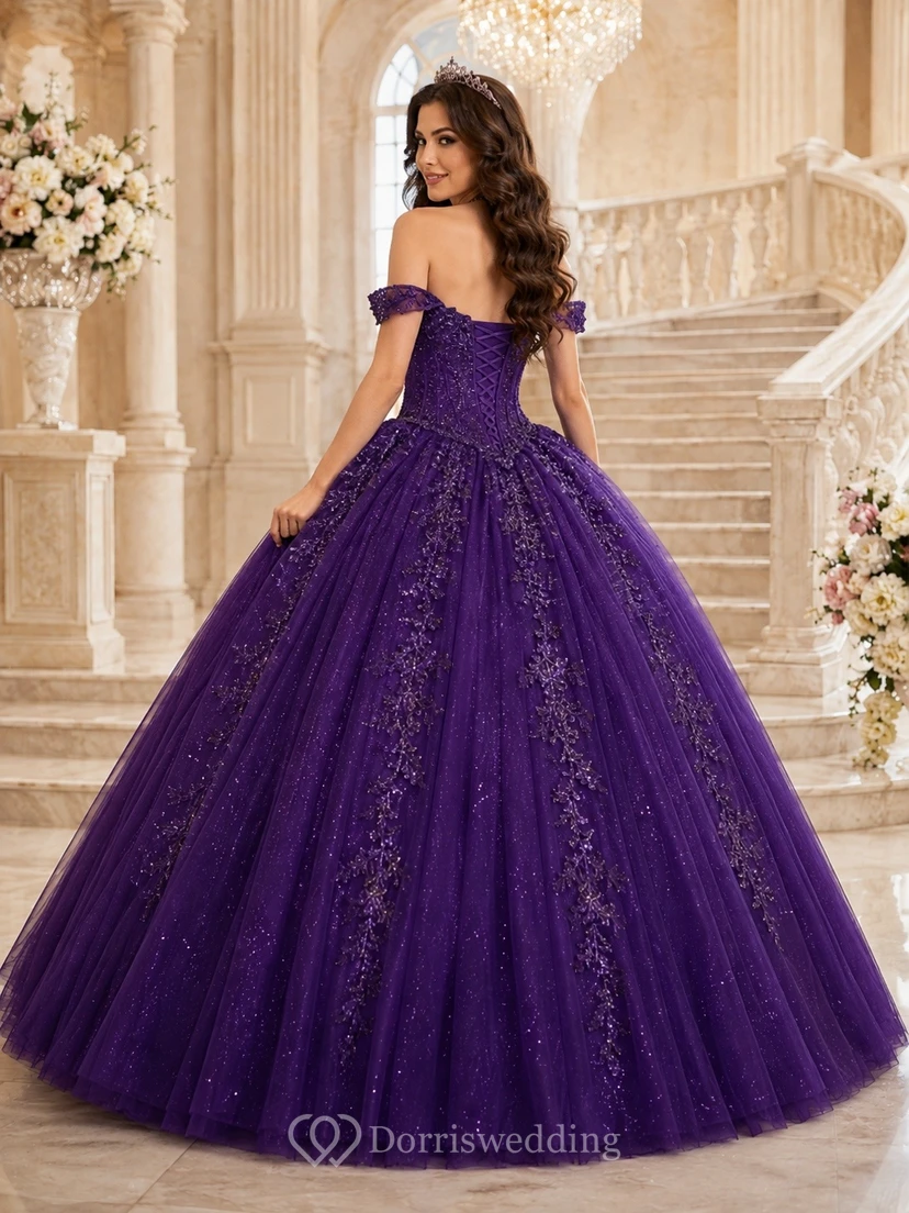 Vestido de quinceañera de encaje y tul morado oscuro con hombros descubiertos view 2