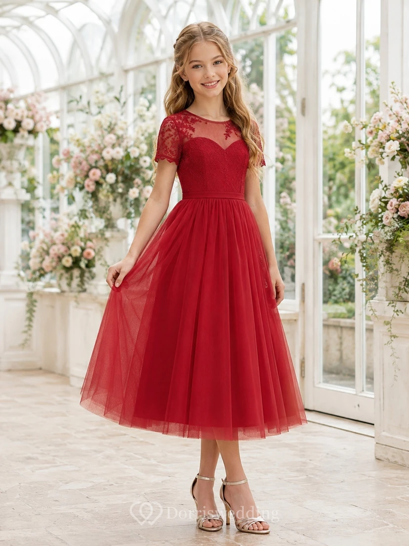 Vestido rojo de dama de honor juvenil, corte en A, largo hasta la rodilla, manga corta con detalle decorativo, estilo romántico.