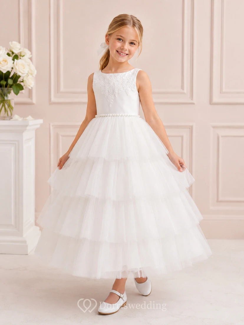 Weißes, ärmelloses, gestuftes Tüllkleid mit Rundhalsausschnitt und knöchellangem Rock – perfekt für Kommunion und Blumenmädchen