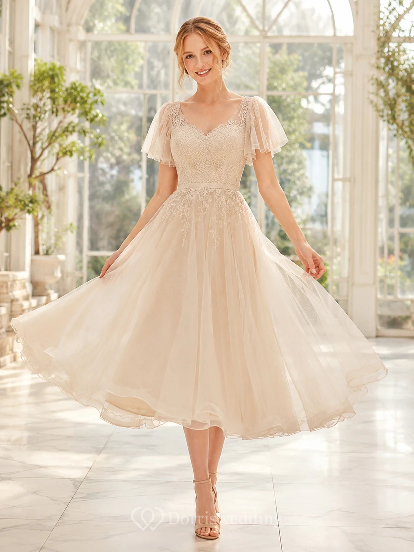 Vintage Brautjungfernkleid aus Spitze, A-Linie, Teelänge, V-Ausschnitt, kurzen Ärmeln und Spitze, im Stil von Heirloom Petal Champagne