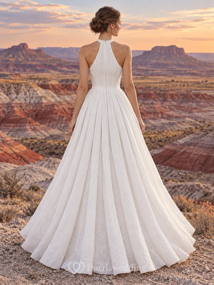 Vestido de novia sencillo de largo completo, sin mangas, con cuello alto, escote halter y corte en A, confeccionado en mezcla de lino y con pliegues. view 2