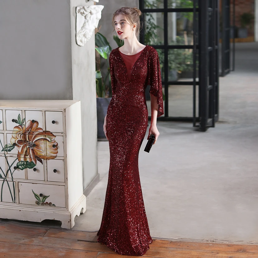 Robe de soirée élégante à paillettes, style sirène, ailes d'ange, idéale pour un banquet ou une réunion. Mannequin automobile. Robe de soirée d'été. view 46