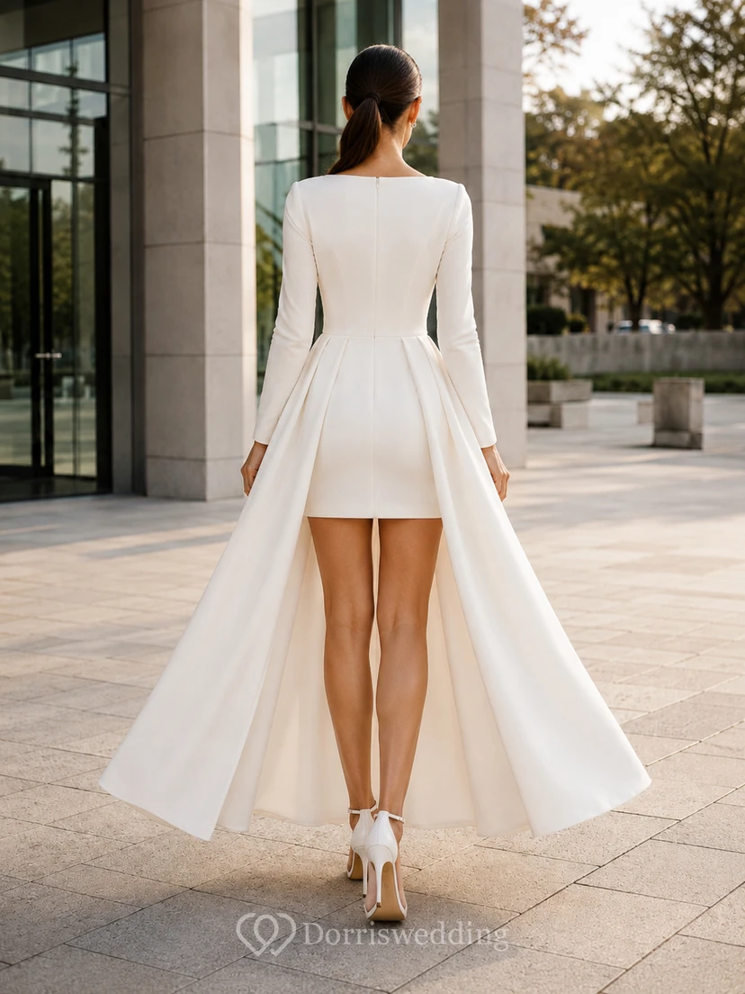 Robe de mariée deux pièces en satin et tulle, col bateau, manches longues, asymétrique. view 2