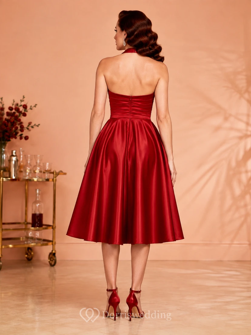 Vestido de cóctel vintage rojo escarlata con escote halter, espalda descubierta y fruncido, de satén, corte en A, largo hasta la rodilla. view 2