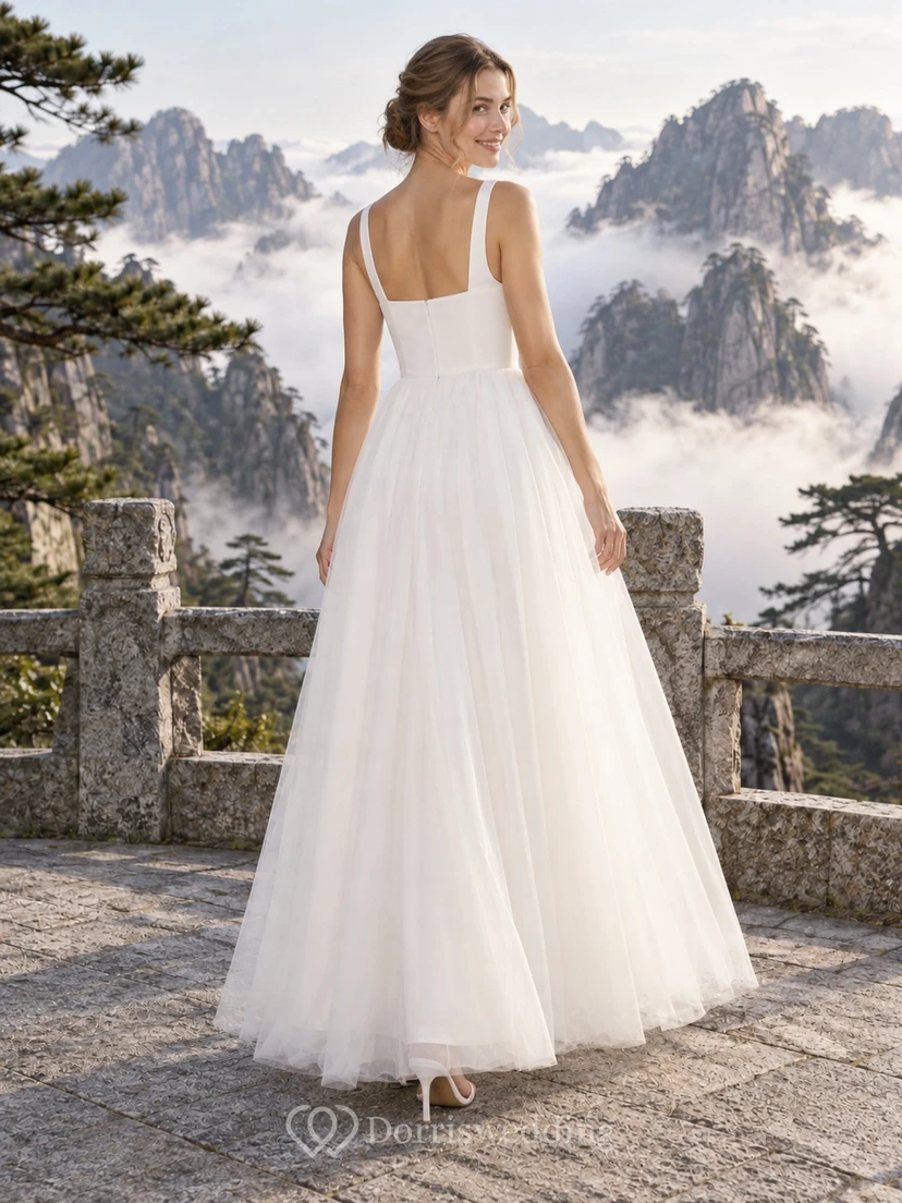 Vestido de novia sencillo de tul sin mangas con escote cuadrado y largo hasta los tobillos view 2