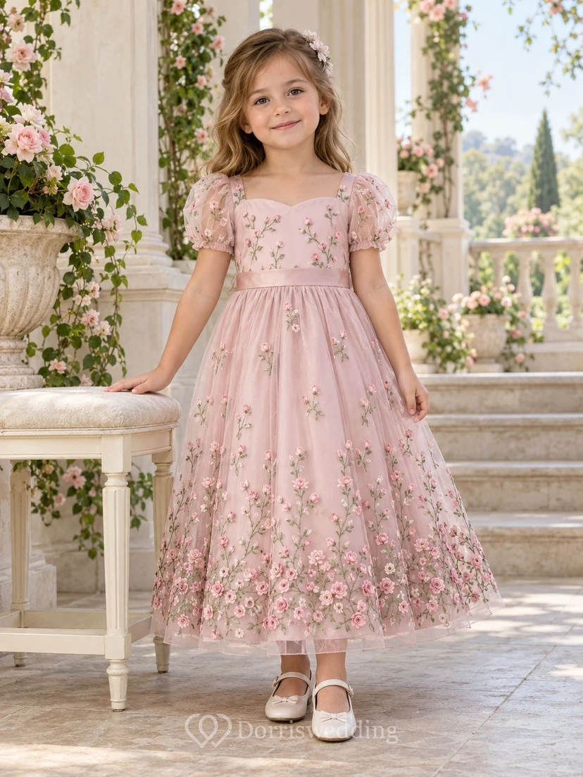 Teelanges, zartrosa geblümtes Sommerkleid in A-Linie aus Tüll mit Puffärmeln und Schleife am Rücken für Blumenmädchen