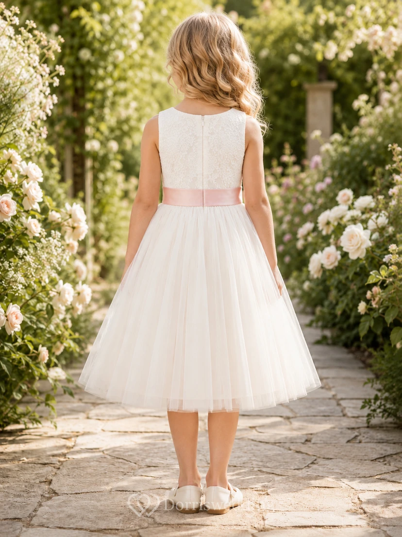 Robe élégante de demoiselle d'honneur, coupe trapèze, en tulle et dentelle, col rond, sans manches, ceinture, longueur thé. view 2