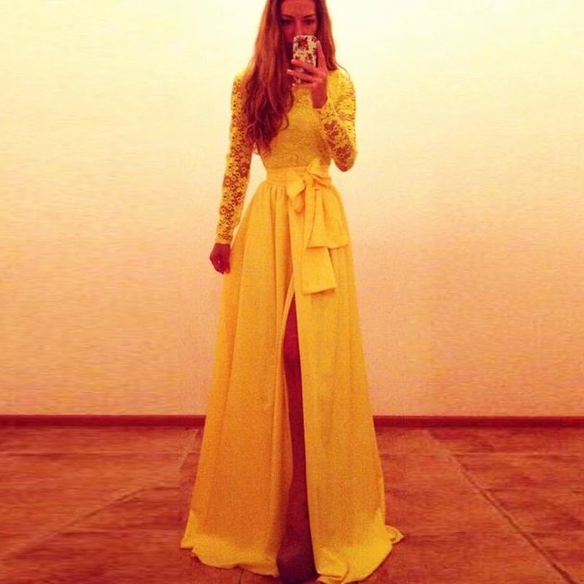 Vestido de noche amarillo de gasa y encaje con mangas largas y lazo, abertura frontal. view 2