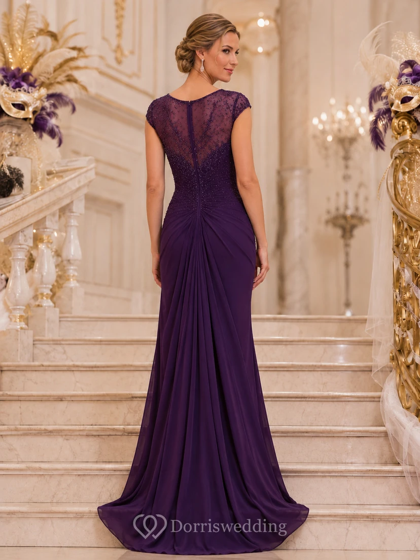 Vestido largo de noche de sirena con encaje ilusión y mangas cortas, estilo barcoau color ciruela. view 2