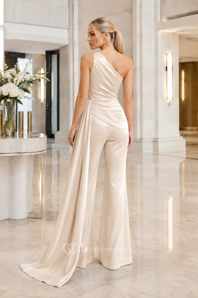 Combinaison de mariée asymétrique en satin avec traîne drapée sur le côté view 2