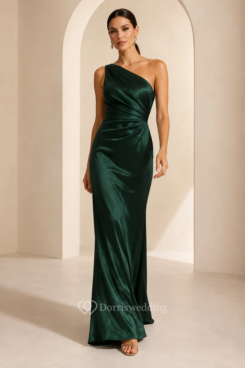 Vestido de noche de satén verde oscuro, corte recto, un solo hombro, sin mangas, fruncido, largo hasta el suelo.