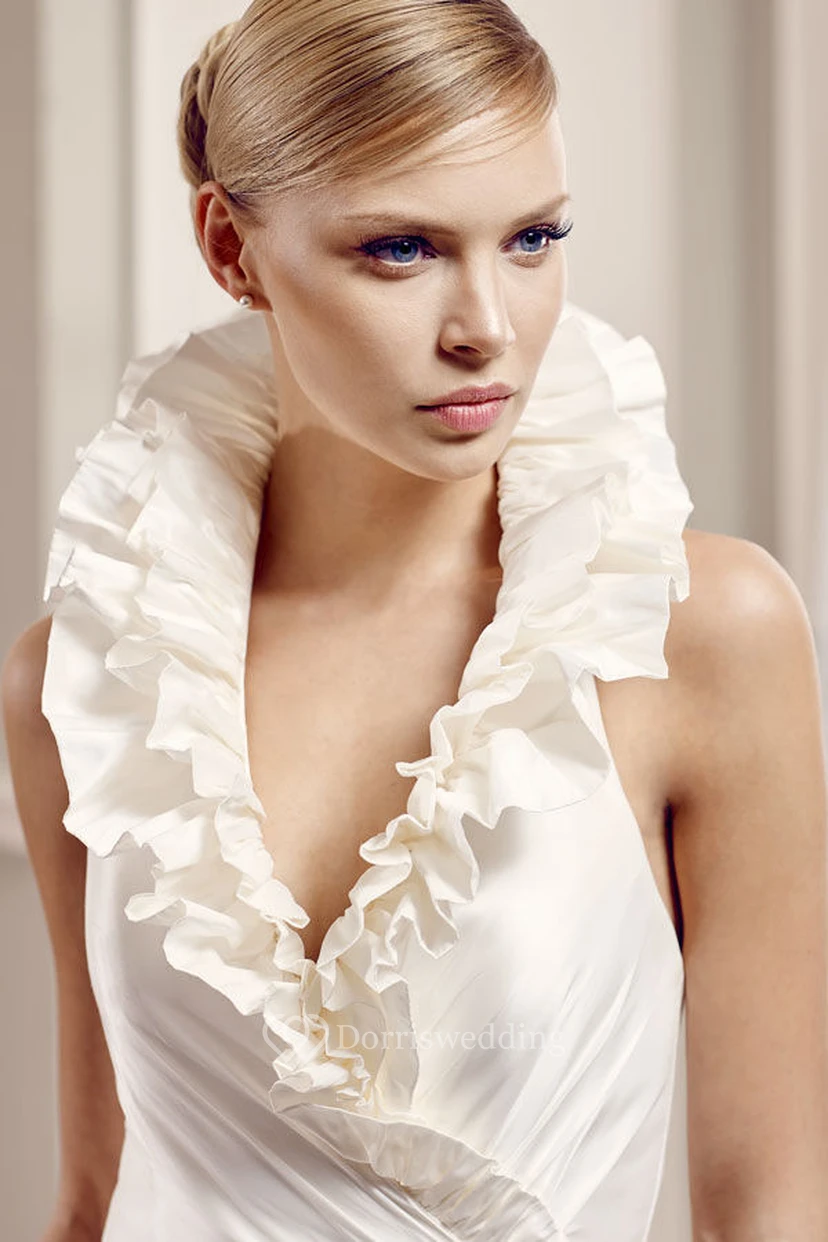 Robe de mariée en satin à volants, sans manches, coupe trapèze, col en V, longueur au sol, dos nu et drapé sur le côté view 3