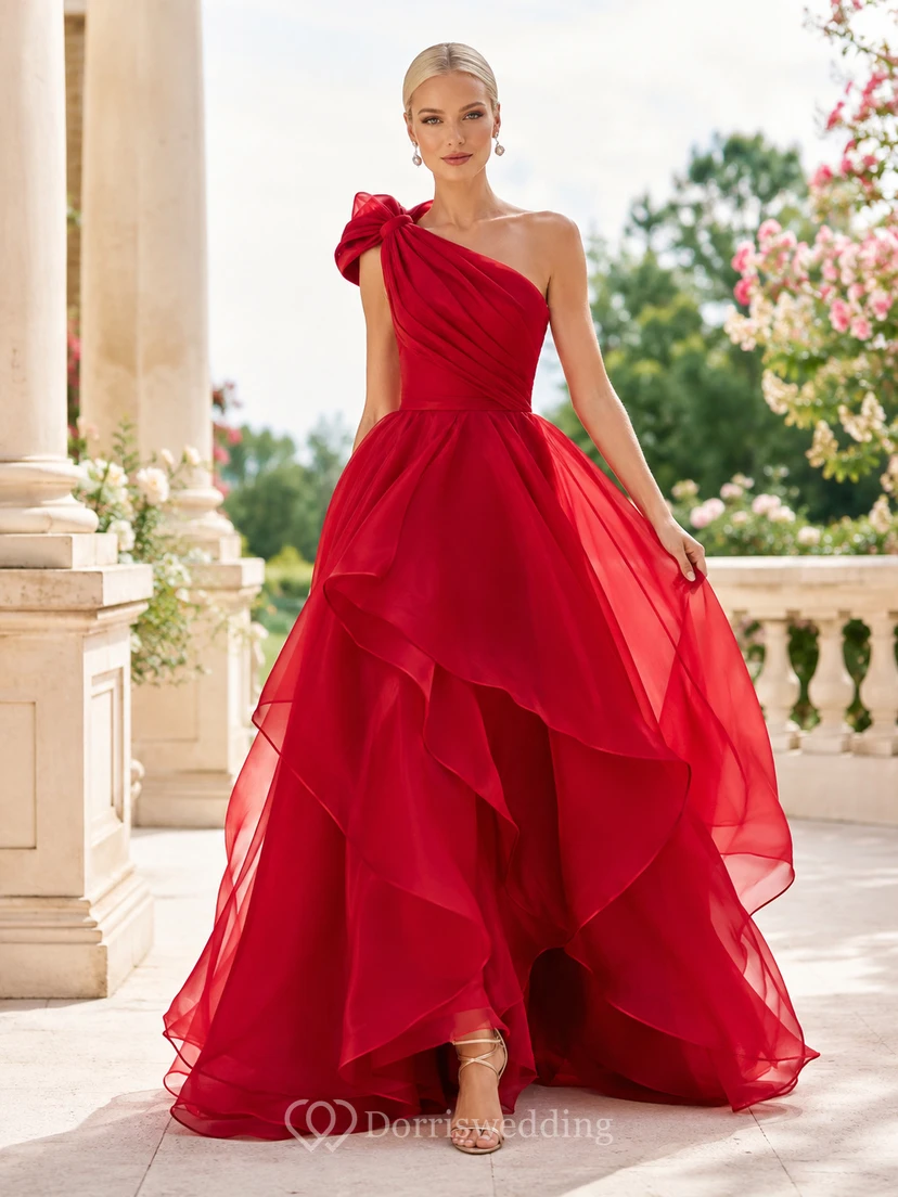 Rotes, einseitig schulterfreies, asymmetrisches Luxus-Abendkleid aus Organza mit kaskadenförmigen Rüschen – ein Promi-Kleid