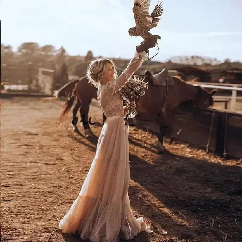 Robe de mariée bohème à épaules dénudées et à volants, couleur nude terreux view 3