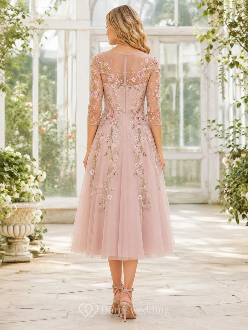 Robe rose romantique à manches illusion bateau, en tulle brodé de fleurs, coupe trapèze, longueur thé view 2