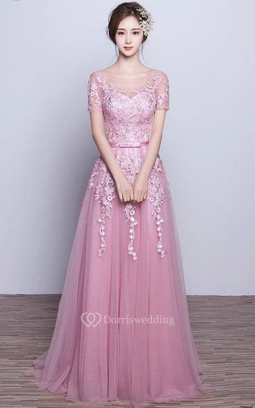Robe longue en tulle trapèze à manches courtes avec appliques