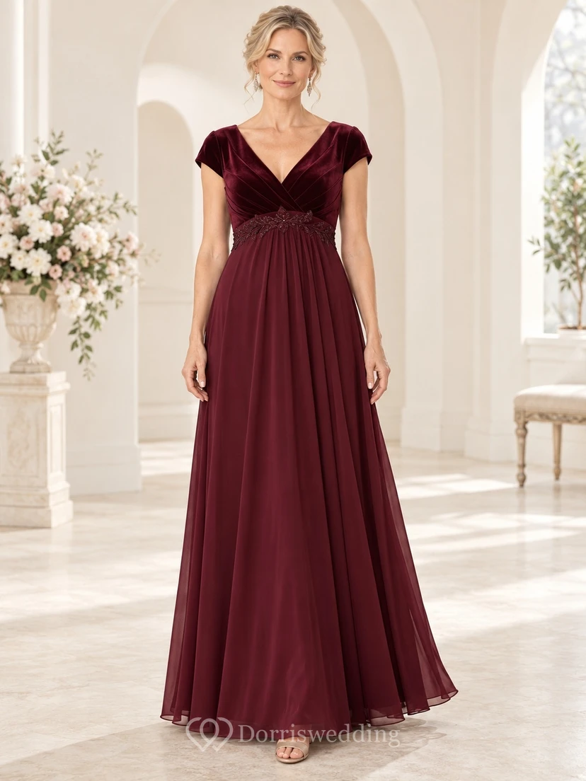 Vestido de terciopelo burdeos para la madre de la novia, corte imperio, largo hasta el suelo, escote en V, mangas cortas y detalles de pedrería.