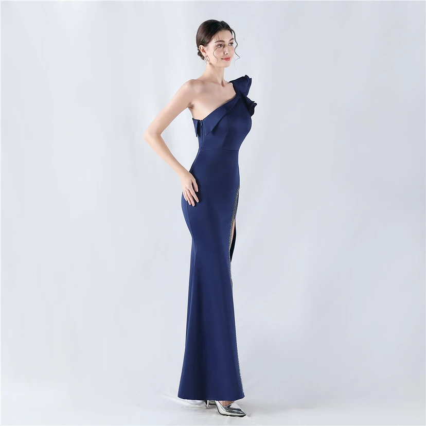 Vestido de noche con cuello oblicuo, hombros con estampado de hojas de loto, bordado artesanal y diamantes, ideal para la celebración de la reunión anual. view 33