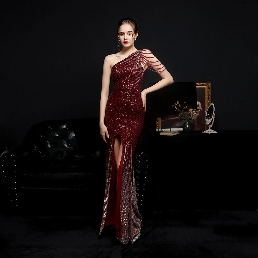 Robe de soirée longue et moulante à sequins colorés, confectionnée avec soin, idéale pour une célébrité ou une fête. Robe de mariée sexy et cintrée, confectionnée avec des paillettes colorées et lourdes. Robe de mariée longue et moulante, parfaite pour une occasion spéciale. view 2