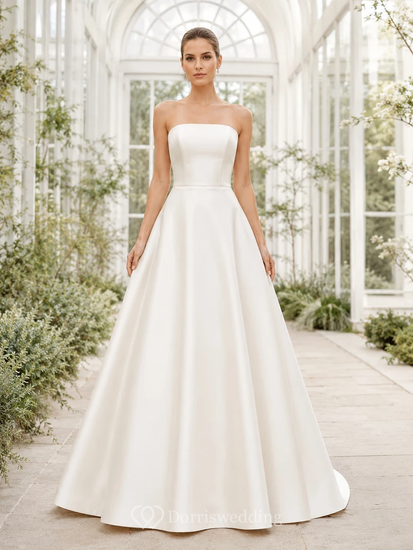 Minimalistisches, trägerloses Brautkleid aus Satin in A-Linie mit tiefem V-Ausschnitt am Rücken und Kapellenschleppe