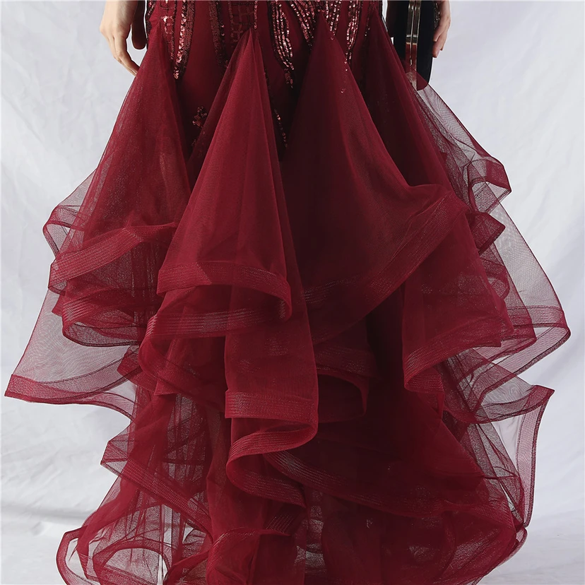 Robe de danse artisanale en filet rigide orné de plumes d'autruche, de perles et de fleurs, confectionnée en maille. view 27