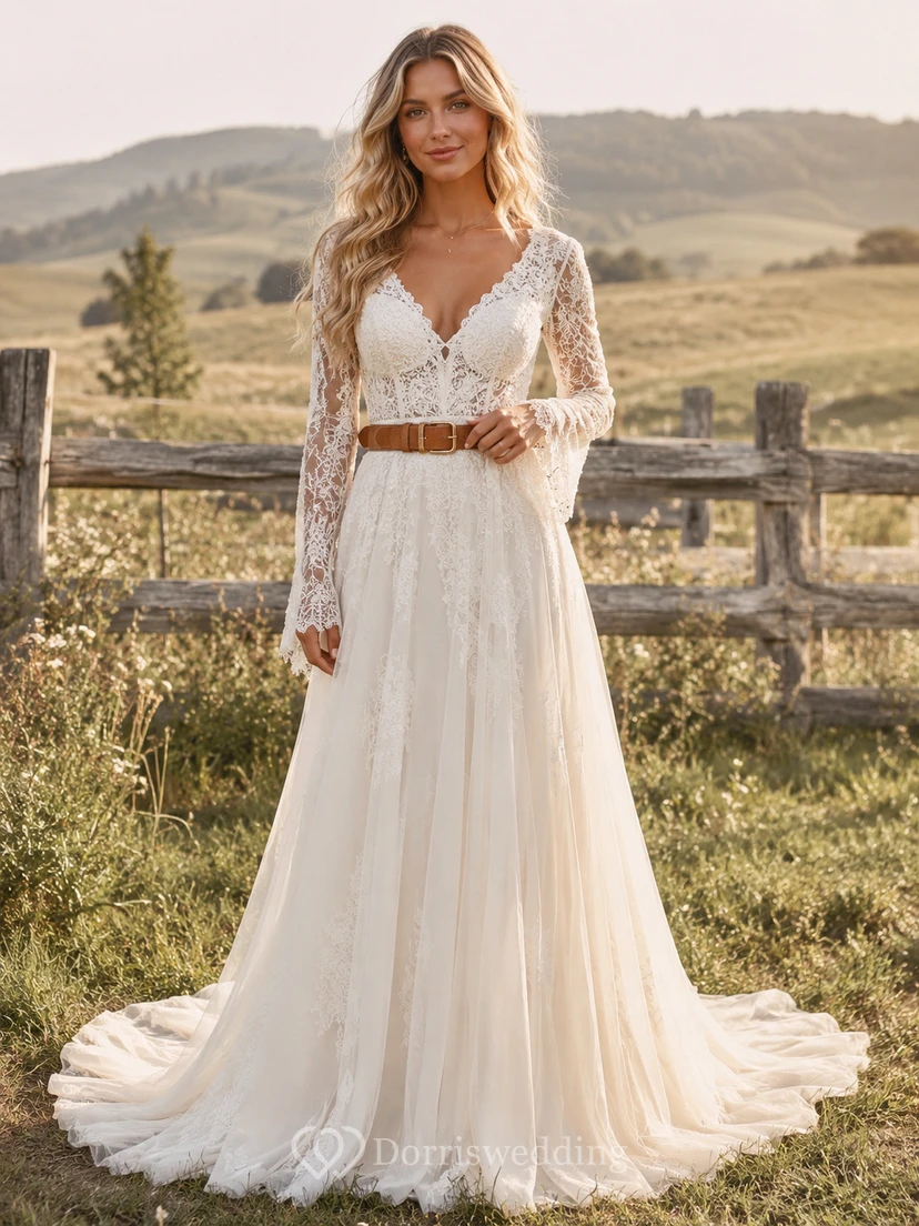 Robe de mariée champêtre en tulle et dentelle, coupe trapèze, col rond, manches longues et traîne.
