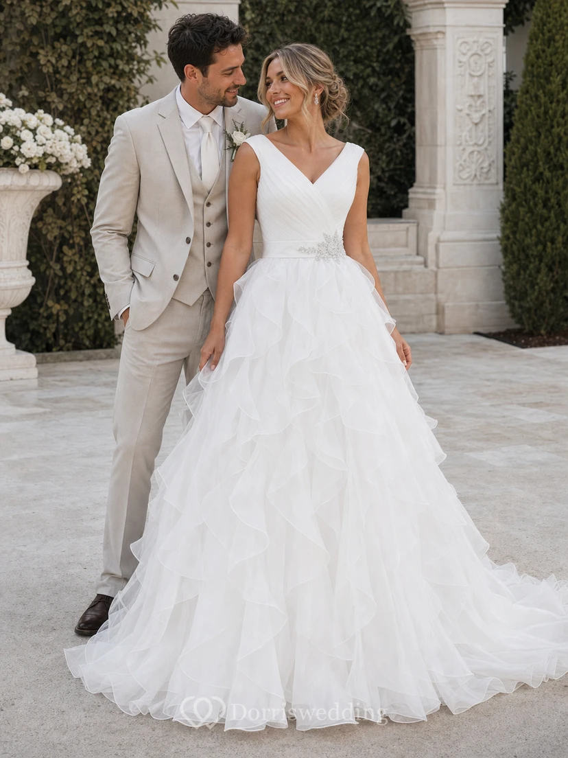 A-Linien-Brautkleid aus Organza mit kurzen Ärmeln, langem V-Ausschnitt, Raffungen, Rüschen und Stufen view 3