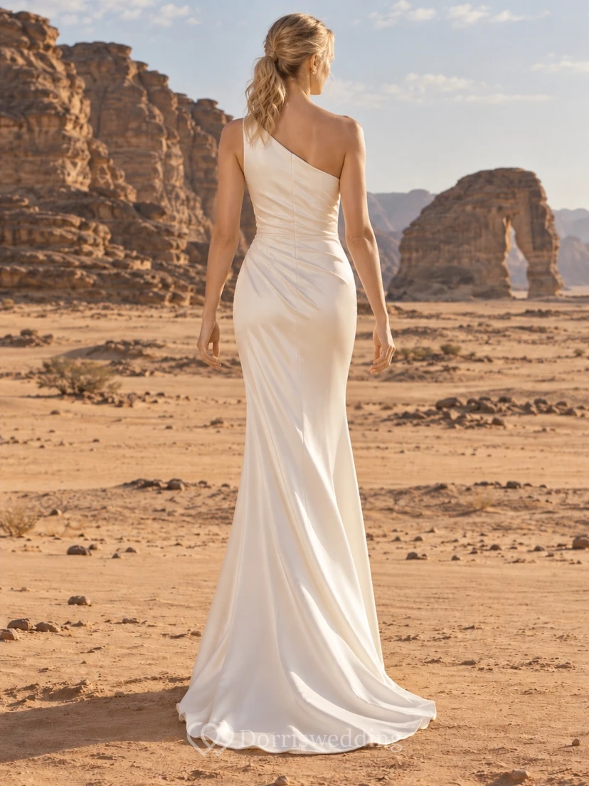Vestido de novia sencillo de satén, de corte recto, con un solo hombro, fruncido y abertura. view 2
