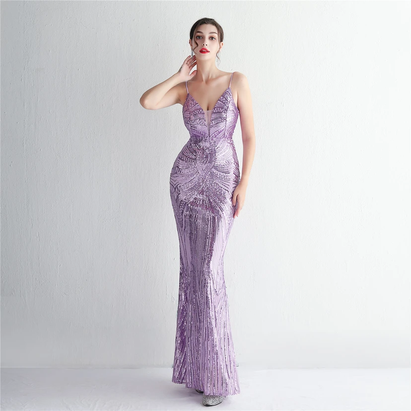 Vestido largo de noche con lentejuelas y tirantes de flores, ajustado, elegante y de estilo sofisticado. view 45
