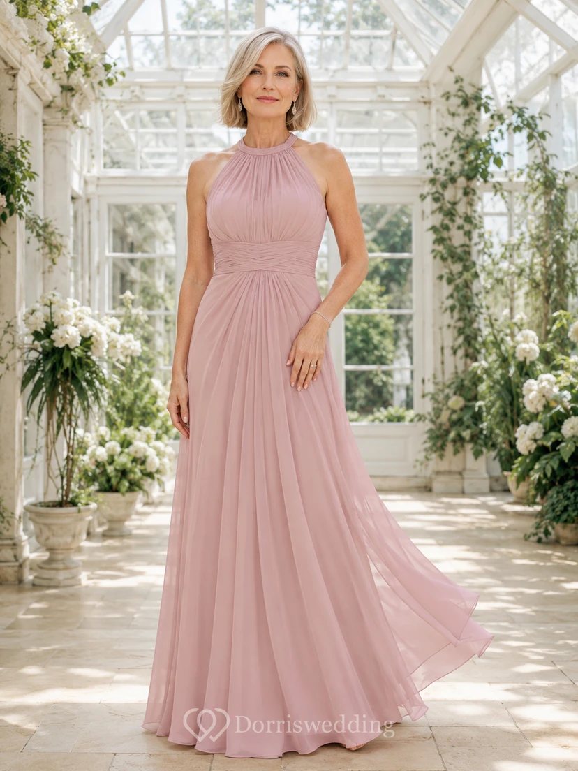 Elegantes, bodenlanges Chiffonkleid in A-Linie in Altrosa mit gerafftem Neckholder-Ausschnitt, natürlicher Taille und offenem Rücken – perfekt für die Mutter der Braut.