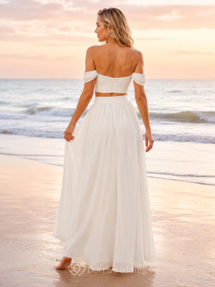 Conjunto nupcial para playa con falda de gasa fruncida y hombros descubiertos al atardecer. view 2