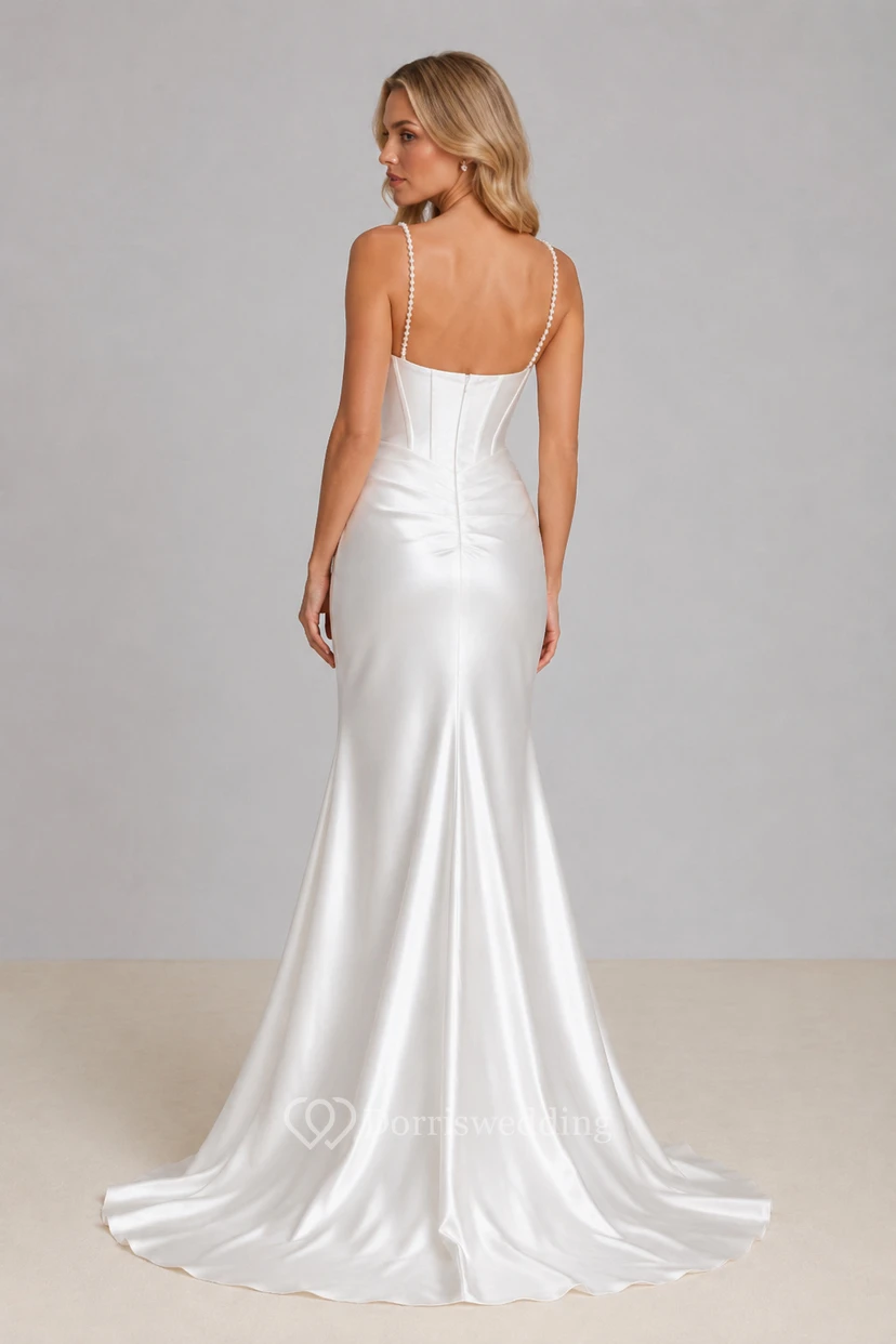 Robe de soirée fourreau en satin blanc, bretelles spaghetti, longueur au sol view 2