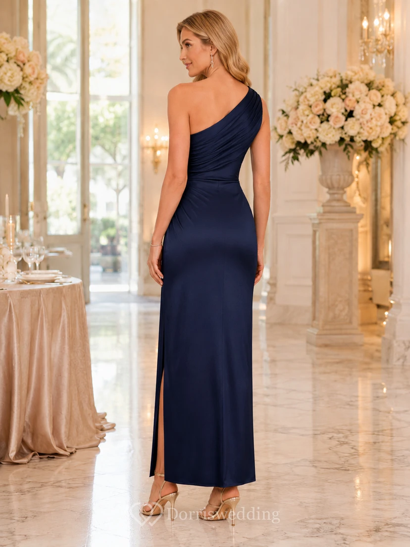 Vestido de invitada azul marino oscuro de satén fruncido con un solo hombro y abertura view 2