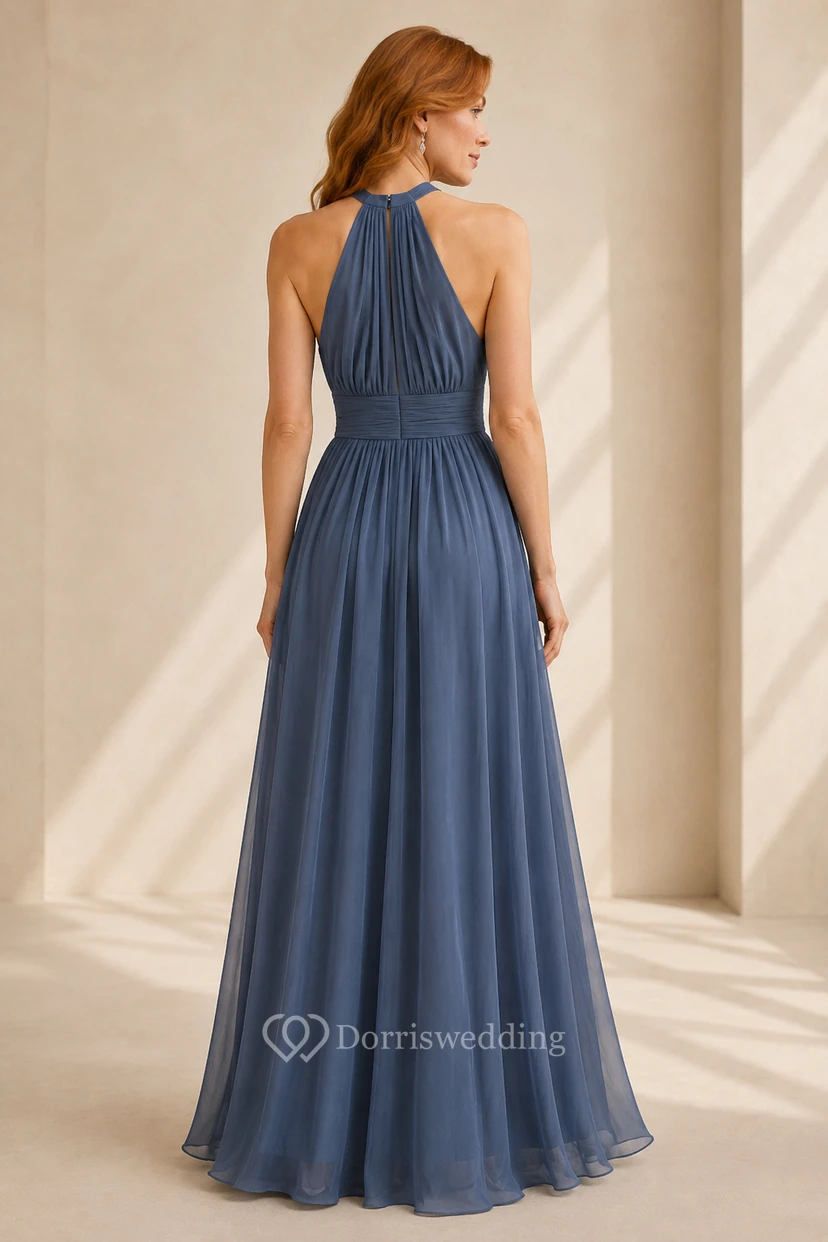 Robe de soirée bleu acier en mousseline, coupe trapèze, dos nu, sans manches, longueur au sol view 2
