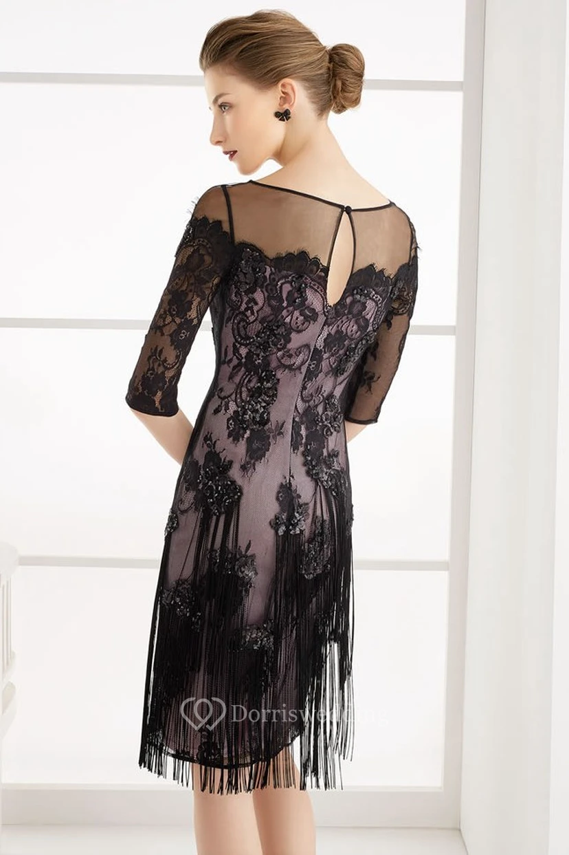 Robe de bal en dentelle à col rond, manches mi-longues et décolleté en V, ornée de franges et d'une encolure en V. view 2