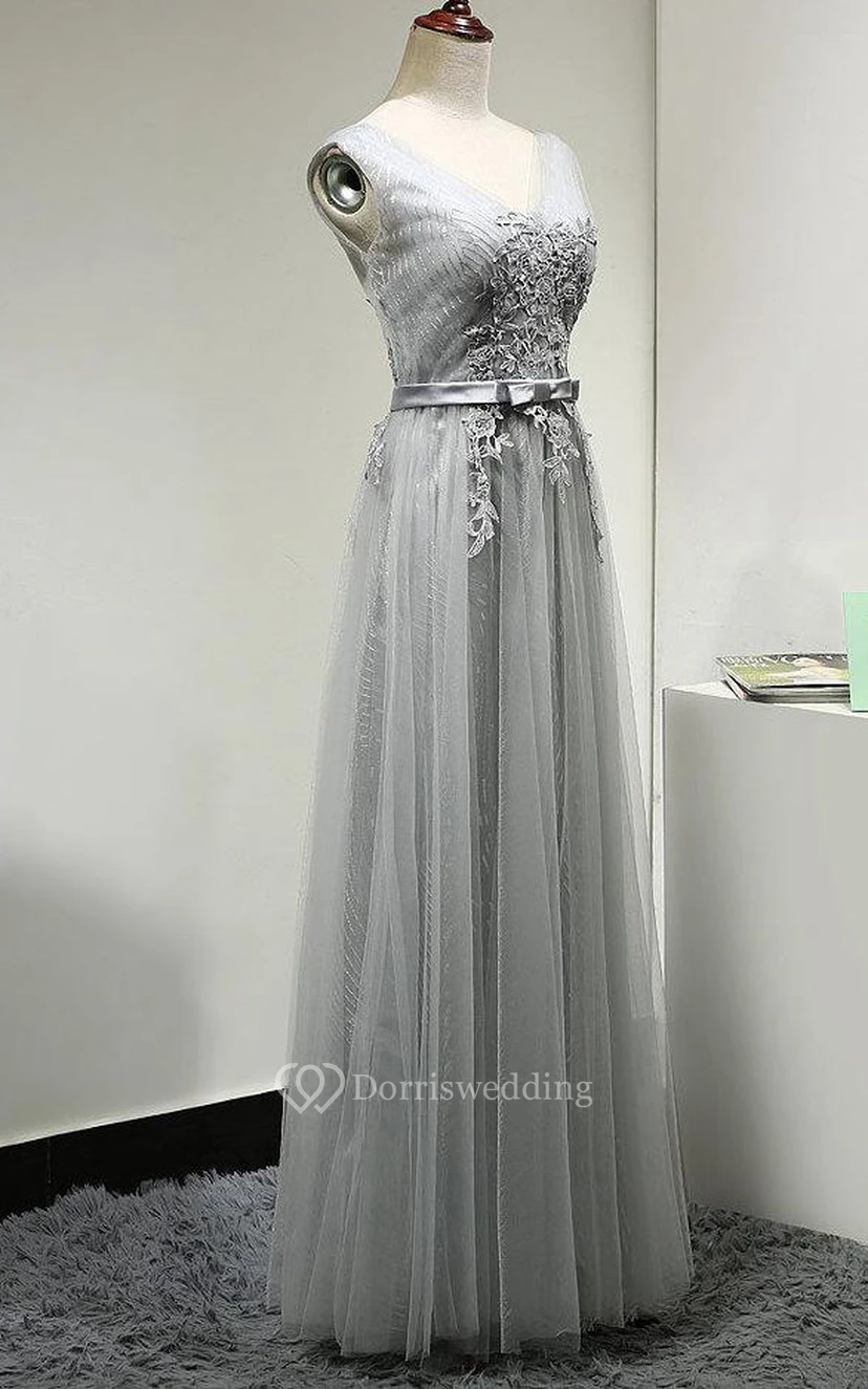 Langes, plissiertes Tüllkleid in A-Linie mit V-Ausschnitt am Rücken, kurzen Ärmeln, Applikationen und Gürtel. view 3