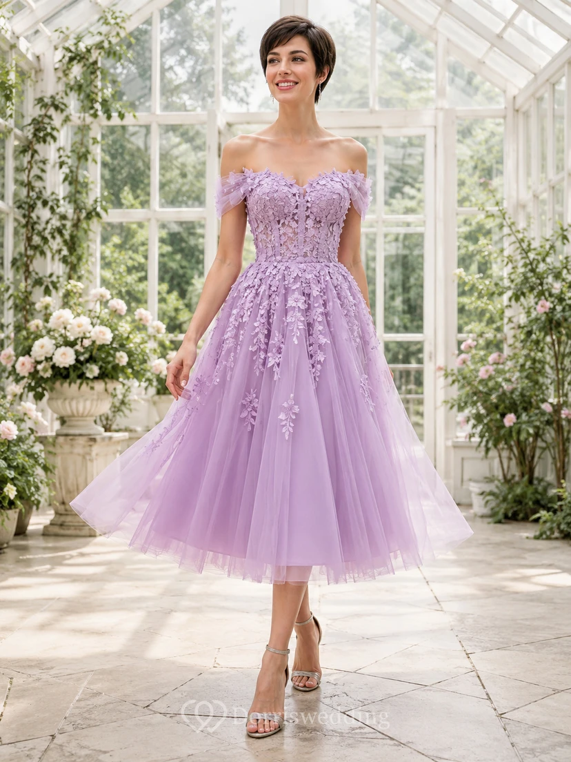 Vestido de fiesta romántico de corte A hasta la rodilla con apliques de tul y encaje color lavanda, hombros descubiertos.