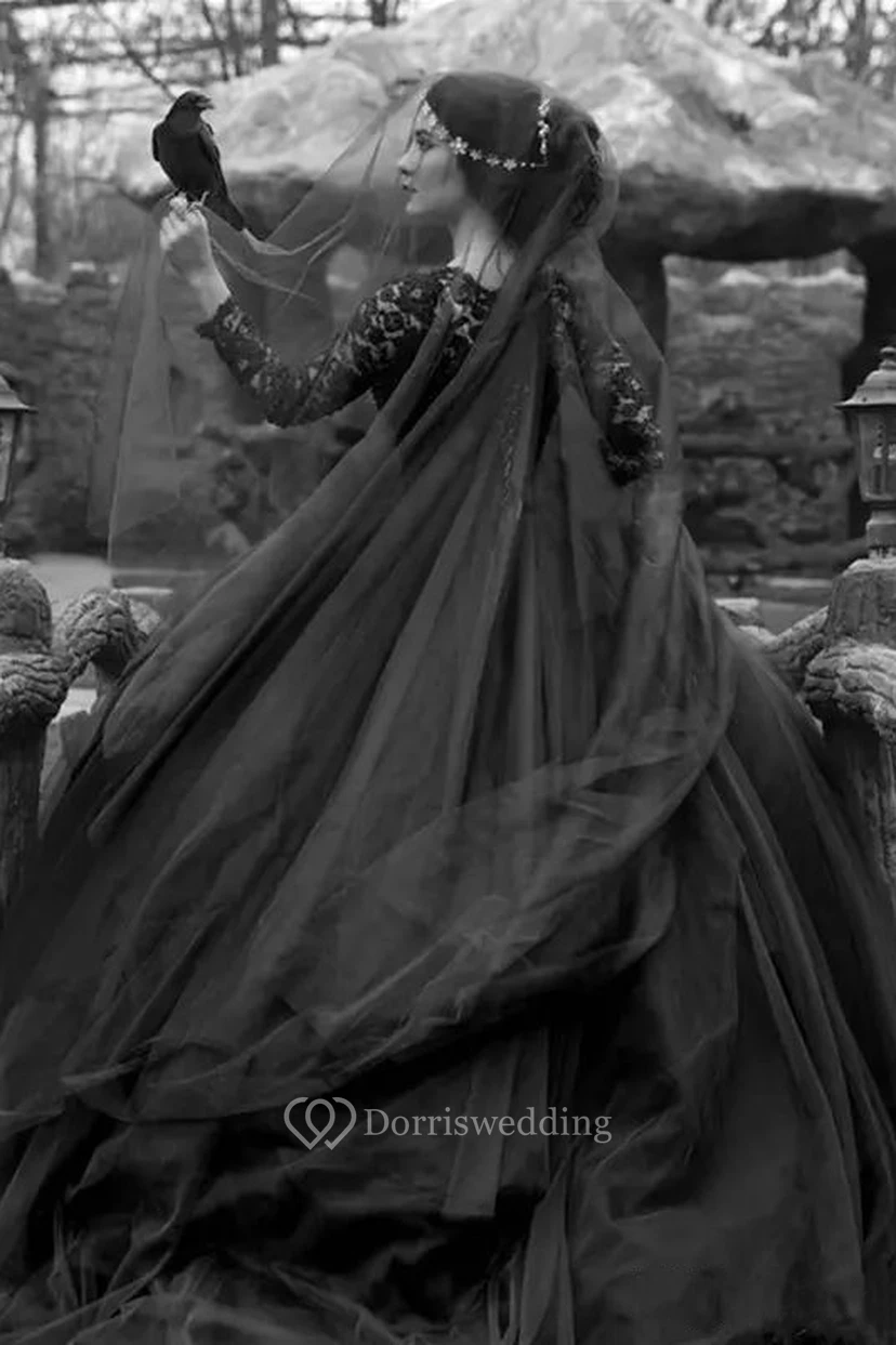 Vestido de novia de princesa estilo princesa, de encaje, tul, escote barco, manga larga, cola larga, con apliques y pliegues. view 3