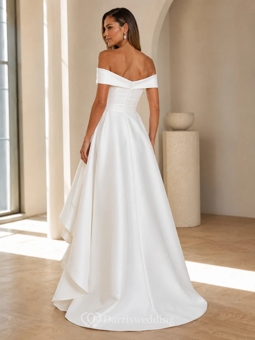Robe de mariée civile simple en satin, épaules dénudées, coupe trapèze asymétrique, ourlet asymétrique. view 2